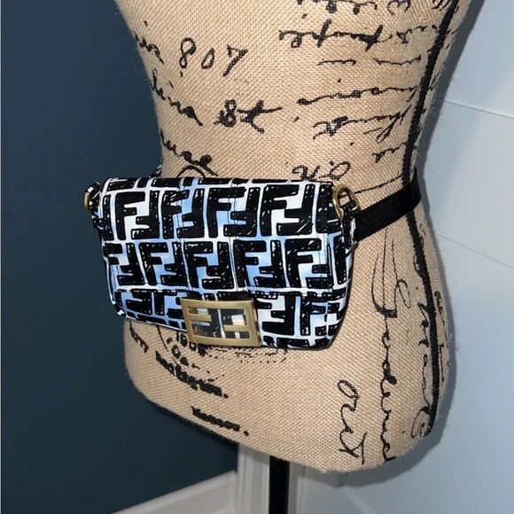 Fendi Belt Bag / Bum Bag or Crossbody Bag - Picture 2 of 10